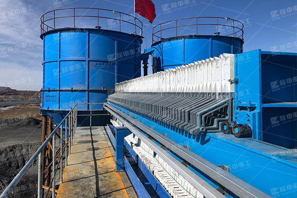 在廂式壓濾機(jī)工作中通常具有幾種液壓油進(jìn)入水中的條件？